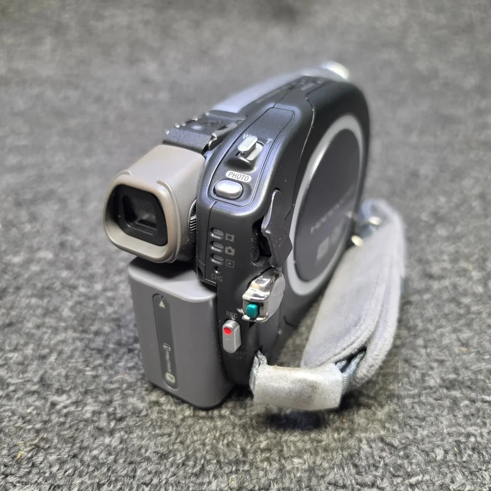Sony Handycam DCR-DVD92 Silver Camcorder 20x Optical Zoom Carl Zeiss Bundle